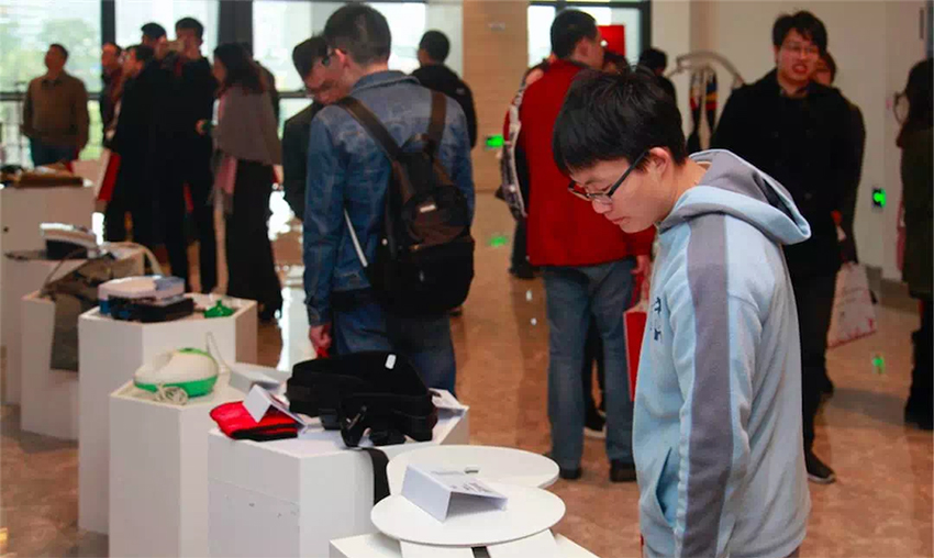 企业代表、设计师、军工专家观看军用设备模型与产品12.jpg 企业代表、设计师、军工专家观看军用设备模型与产品12.jpg